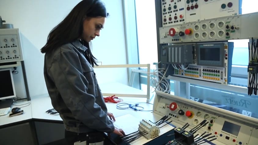 Berufsinfo-Video - berufsreise.at präsentiert: Lehrlingsportrait Elektrotechnik - Automatisierungs- und Prozessleittechnik